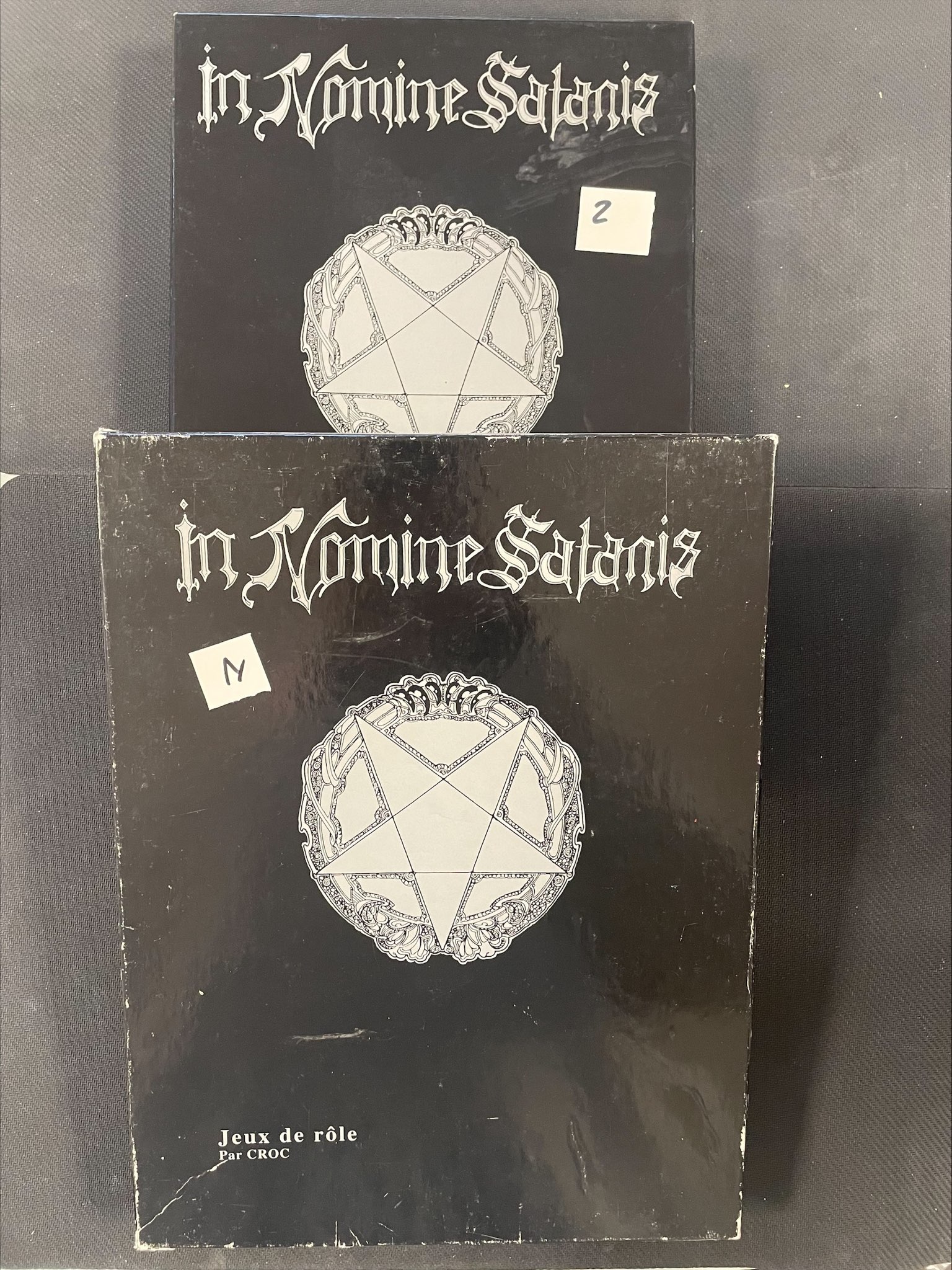 Boite de IN NOMINE SATANIS / MAGNA VERITAS : Boite Édition 1 Livres à dos Noir (Occasion - Voir photos)